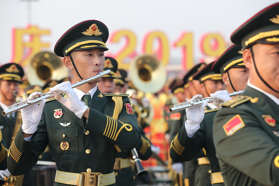 解放軍聯(lián)合軍樂(lè)團(tuán)在廣場(chǎng)就位后進(jìn)行準(zhǔn)備工作和試奏。據(jù)了解，解放軍聯(lián)合軍樂(lè)團(tuán)此次演奏是從開國(guó)大典至今歷次閱兵以來(lái)演奏曲目最多的一次，不少曲目是為此次閱兵量身打造的全新作品，此次也是歷次女演奏員最多的一次。