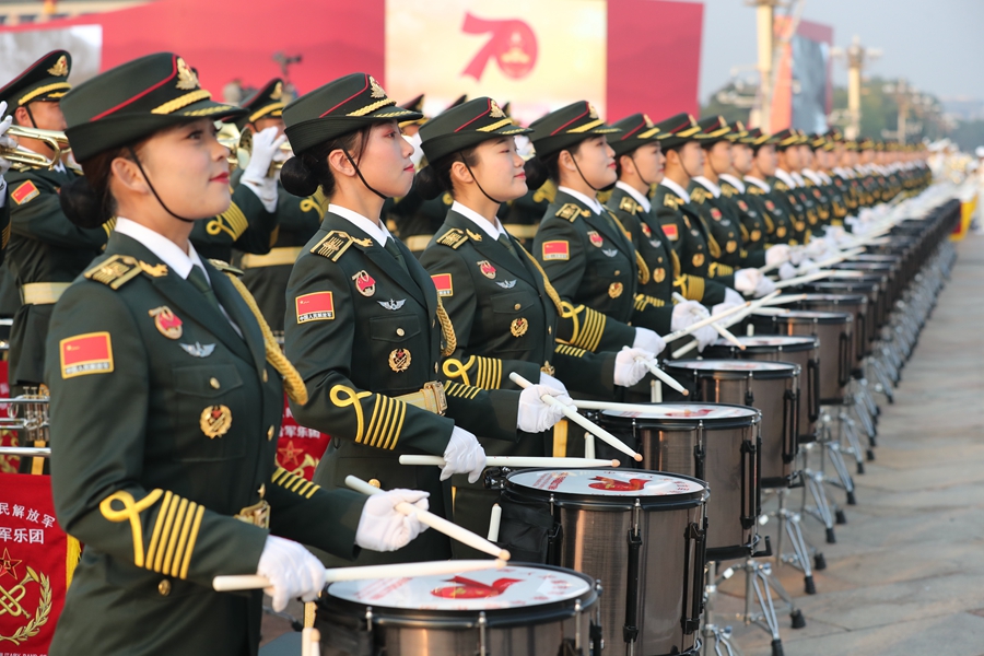 解放軍聯(lián)合軍樂(lè)團(tuán)在廣場(chǎng)就位后進(jìn)行準(zhǔn)備工作和試奏。據(jù)了解，解放軍聯(lián)合軍樂(lè)團(tuán)此次演奏是從開國(guó)大典至今歷次閱兵以來(lái)演奏曲目最多的一次，不少曲目是為此次閱兵量身打造的全新作品，此次也是歷次女演奏員最多的一次。