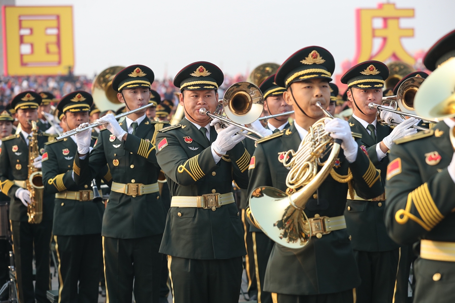 解放軍聯(lián)合軍樂(lè)團(tuán)在廣場(chǎng)就位后進(jìn)行準(zhǔn)備工作和試奏。據(jù)了解，解放軍聯(lián)合軍樂(lè)團(tuán)此次演奏是從開國(guó)大典至今歷次閱兵以來(lái)演奏曲目最多的一次，不少曲目是為此次閱兵量身打造的全新作品，此次也是歷次女演奏員最多的一次。