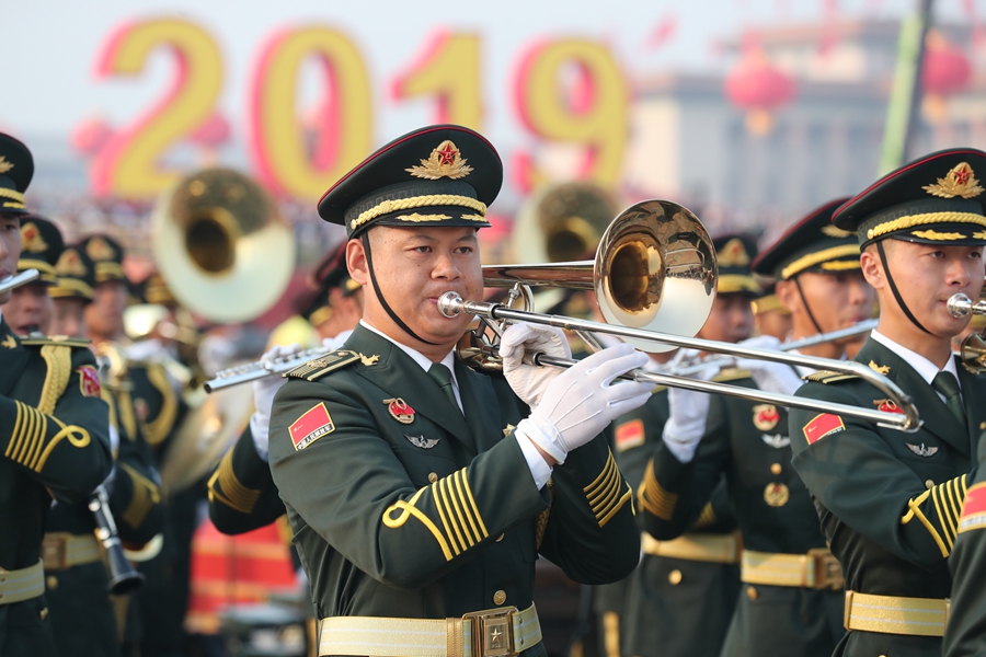 解放軍聯(lián)合軍樂(lè)團(tuán)在廣場(chǎng)就位后進(jìn)行準(zhǔn)備工作和試奏。據(jù)了解，解放軍聯(lián)合軍樂(lè)團(tuán)此次演奏是從開國(guó)大典至今歷次閱兵以來(lái)演奏曲目最多的一次，不少曲目是為此次閱兵量身打造的全新作品，此次也是歷次女演奏員最多的一次。