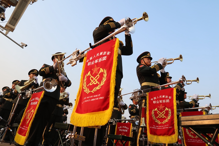 解放軍聯(lián)合軍樂(lè)團(tuán)在廣場(chǎng)就位后進(jìn)行準(zhǔn)備工作和試奏。據(jù)了解，解放軍聯(lián)合軍樂(lè)團(tuán)此次演奏是從開國(guó)大典至今歷次閱兵以來(lái)演奏曲目最多的一次，不少曲目是為此次閱兵量身打造的全新作品，此次也是歷次女演奏員最多的一次。