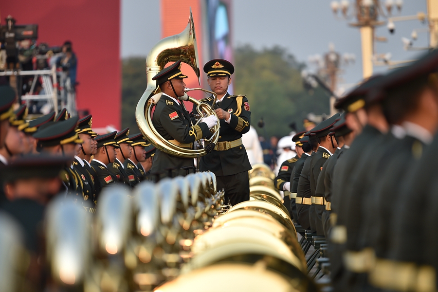解放軍聯(lián)合軍樂(lè)團(tuán)在廣場(chǎng)就位后進(jìn)行準(zhǔn)備工作和試奏。據(jù)了解，解放軍聯(lián)合軍樂(lè)團(tuán)此次演奏是從開國(guó)大典至今歷次閱兵以來(lái)演奏曲目最多的一次，不少曲目是為此次閱兵量身打造的全新作品，此次也是歷次女演奏員最多的一次。