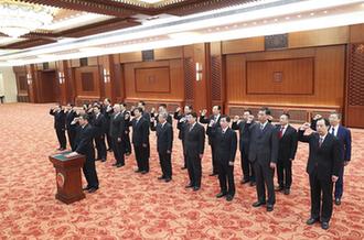 國務(wù)院部長、委員會主任、中國人民銀行行長、審計長進行憲法宣誓