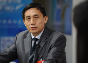 關(guān)愛和回答主持人提問(wèn)