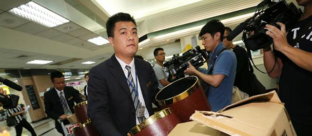 禮儀公司帶著遺體袋、骨灰壇協(xié)助處理善后