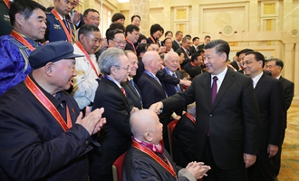 慶祝大會結(jié)束后，習近平等會見受表彰人員及親屬代表
