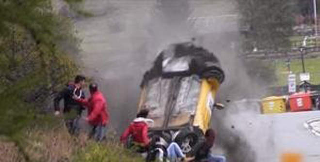 史上最幸運撞車！圍觀群眾躲過一劫
