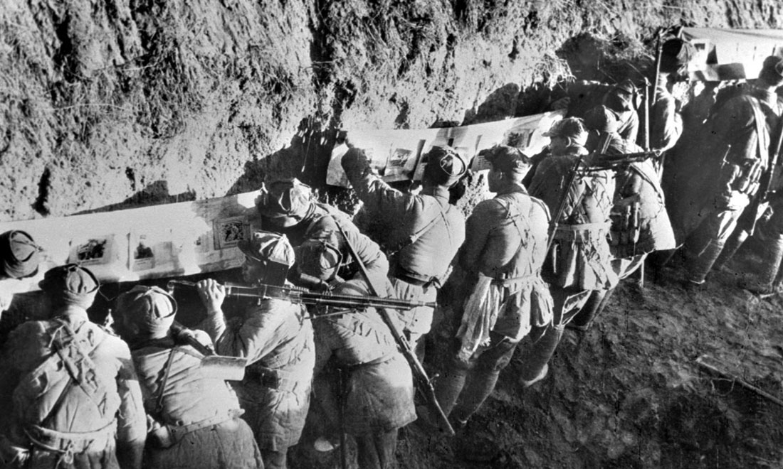 1948年冬，淮海戰(zhàn)役期間，雙堆集前沿陣地舉辦的戰(zhàn)地影展，深受解放軍戰(zhàn)士歡迎。新華社稿  袁克忠攝