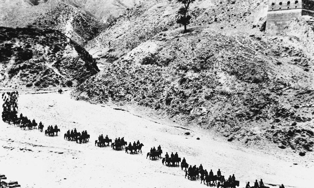 1937年11月太原失守后，八路軍向華北敵后挺進，分兵發(fā)動群眾，開展敵后游擊戰(zhàn)爭，創(chuàng)建敵后根據(jù)地。新華社稿　沙飛攝