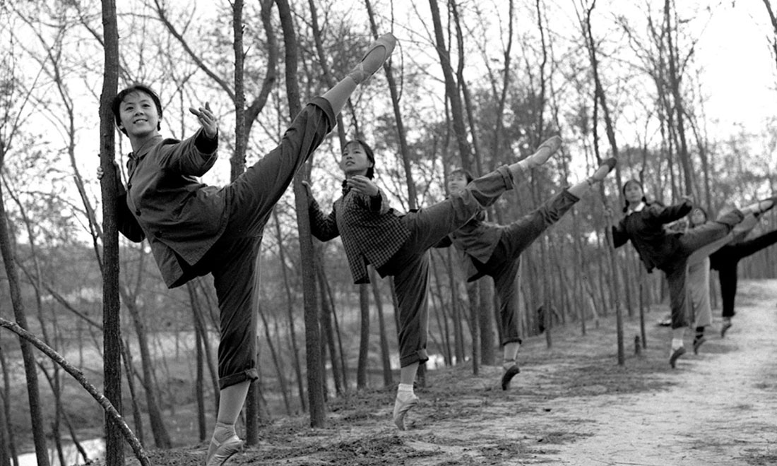 1972年秋，上海市舞蹈學(xué)校《白毛女》劇組的演員們來到上海市金山縣金衛(wèi)公社參加勞動鍛煉，在農(nóng)村也堅持練功。新華社記者黃田寶攝