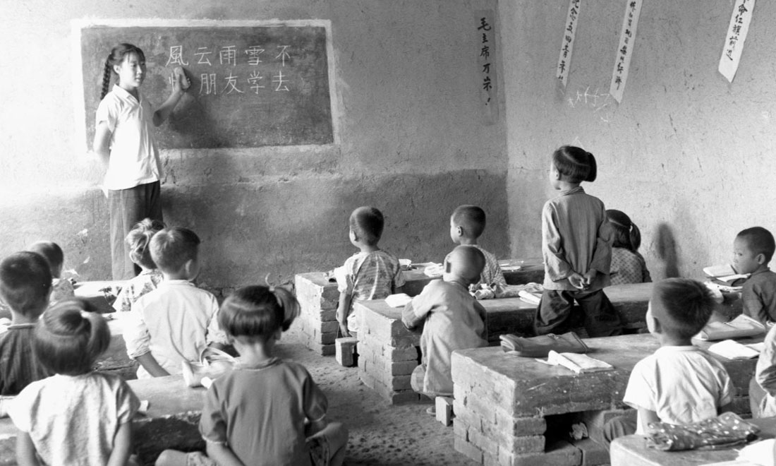 1964年夏，河北省壩縣煎茶鋪公社西煎大隊，一所耕讀小學(xué)的學(xué)生們在上課。新華社記者梁一丁攝