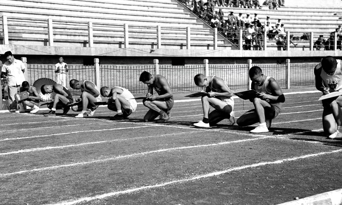 1952年8月2日，慶祝中國人民解放軍建軍25周年全軍運動會在北京舉行，運動員在進行識字賽跑比賽。新華社記者岳國芳攝