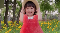 把夏天穿身上！寶媽給3歲女兒拍創(chuàng)意果蔬照