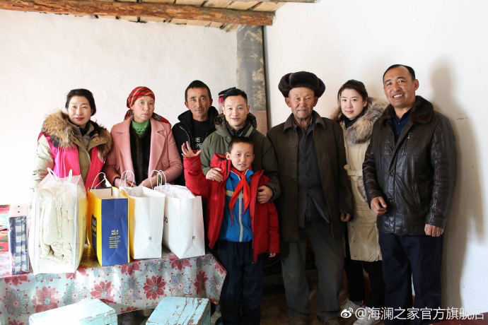 奧運(yùn)冠軍體操名將楊威把溫暖帶到北疆小朋友們的家中，把體育精神與奮斗的信念，傳遞到所有北疆孩子們的心中。