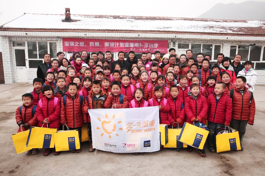 2015年12月1日凌晨五點(diǎn)，“多一克溫暖”公益行動的捐贈團(tuán)隊(duì)從北京出發(fā)，驅(qū)車四個(gè)小時(shí)來到了150公里外的南卜子小學(xué)，這是河北赤城縣14個(gè)村落里唯一的山村小學(xué)。青年演員杜淳也加入了這次溫暖行動。