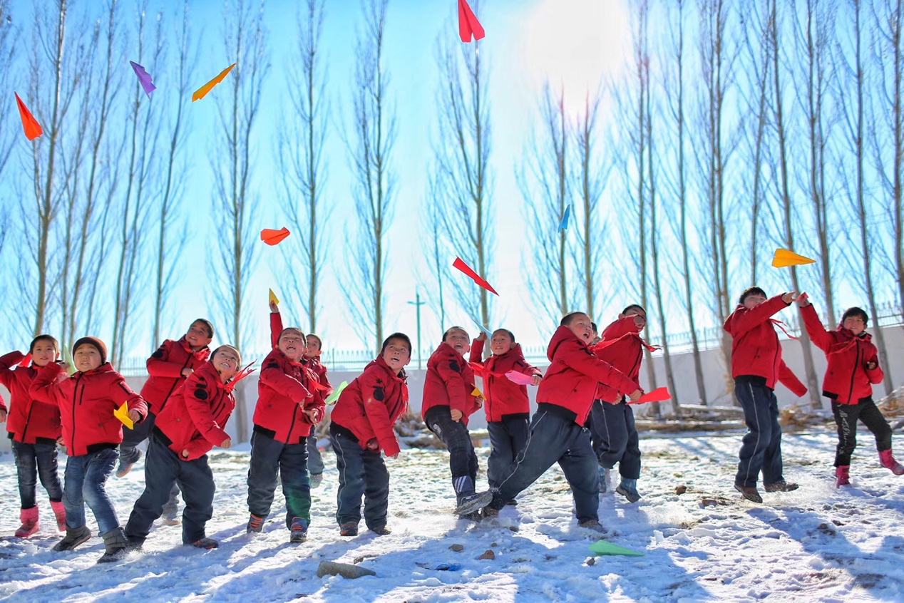 2017年11月15日， “多一克溫暖”公益行動走進(jìn)北疆地區(qū)，實(shí)現(xiàn)了從物質(zhì)捐贈到“物質(zhì)+精神”溫暖的升級。 “體操冠軍”楊威、好妹妹樂隊(duì)等傾情加盟，不僅為孩子們帶來加厚羽絨服和御寒物資，還準(zhǔn)備了溫暖的課堂。