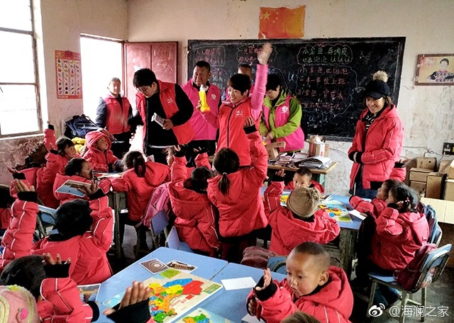 2018年，由海瀾之家攜手網(wǎng)易新聞打造的“多一課溫暖”課程平臺讓一間間溫暖的課堂走向深山與邊陲。帶著貼合孩子教育需求的線上內(nèi)容和教師、各領(lǐng)域KOL及愛心人士組成的愛心團(tuán)隊(duì)，海瀾之家用實(shí)際行動為孩子的教育加溫，踐行“多一克溫暖”。