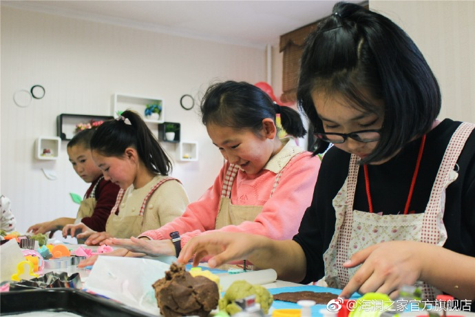 在北京，孩子們上了一節(jié)別開生面的廚藝課——手工DIY餅干。孩子們腦洞大開親自上手，從制作到出爐不僅留下了噴香的餅干，還留下了珍貴的回憶。親手做的餅干孩子們舍不得獨(dú)享，成為了回程路上最重要的“伴手禮”