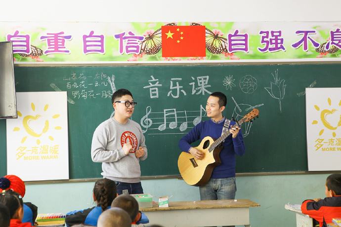 “多一克溫暖”公益活動的老朋友好妹妹樂隊(duì)，為孩子們帶來了音樂和繪畫課，用音符溫暖孩子們的心靈，用畫筆繪出更繽紛的世界。不斷匯聚的愛心，讓寒冷的北疆進(jìn)入到更多人的視野當(dāng)中，也讓孩子們臉上的笑容更燦爛。