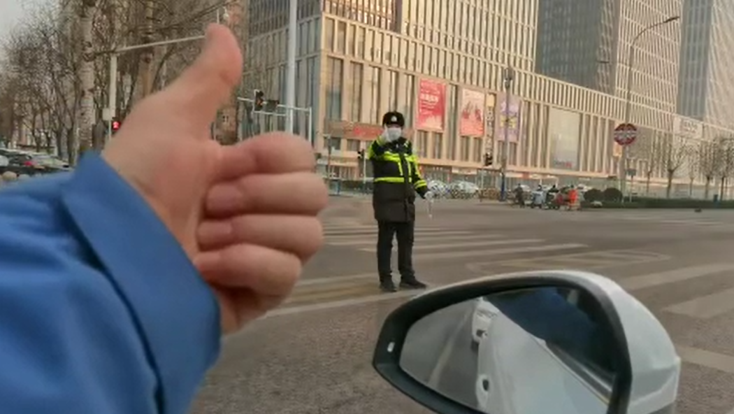 石家莊路人和交警的這個(gè)“暗號”，真暖！