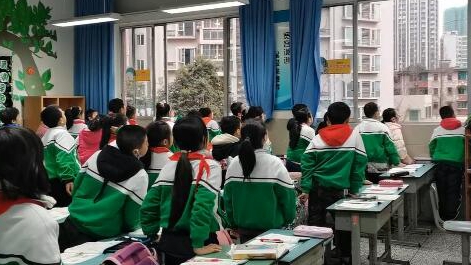 課上到一半，同學(xué)們卻把頭望向了外面！校長說：點贊！