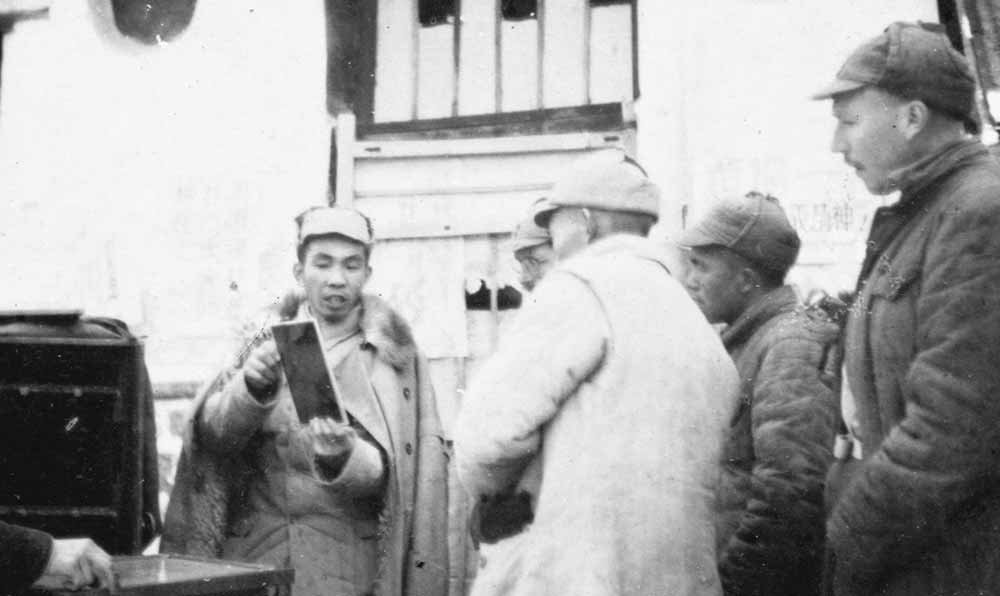 沙飛向參觀者講《晉察冀畫(huà)報(bào)》的制版情況。