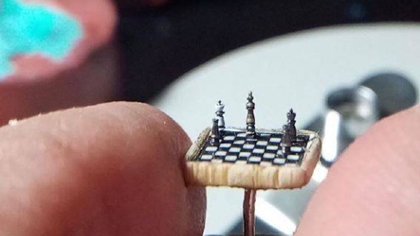 比指甲蓋還小！ 土耳其微雕藝術家雕出超小國際象棋