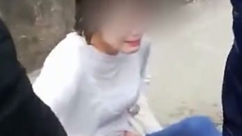 四川一女子墜河欲輕生，兩名消防員一躍而下