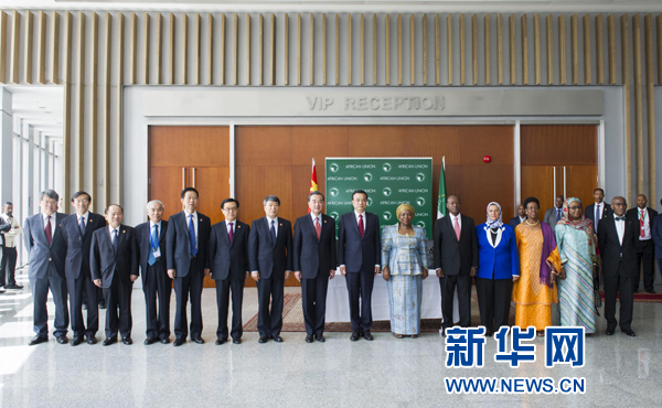 5月5日，中國國務(wù)院總理李克強(qiáng)在亞的斯亞貝巴非洲聯(lián)盟總部會見非盟委員會主席祖馬。這是會見后，李克強(qiáng)同祖馬參加集體合影。新華社記者王曄攝