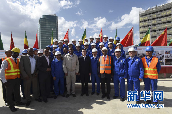 這是李克強同海爾馬里亞姆與施工人員合影留念。新華社記者 李學(xué)仁 攝