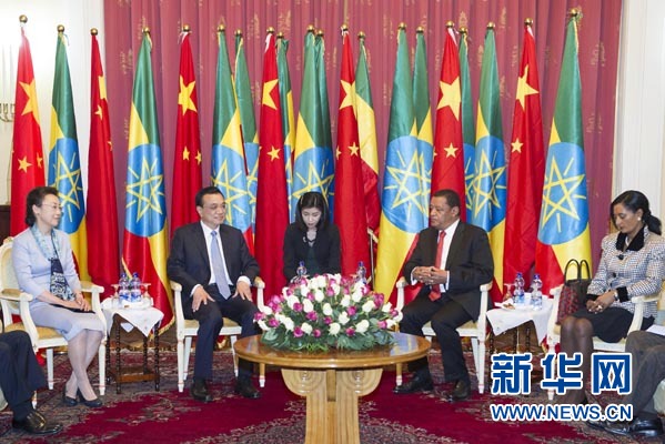 李克強(qiáng)總理夫人程虹、穆拉圖總統(tǒng)夫人梅阿扎參加會見。新華社記者王曄攝