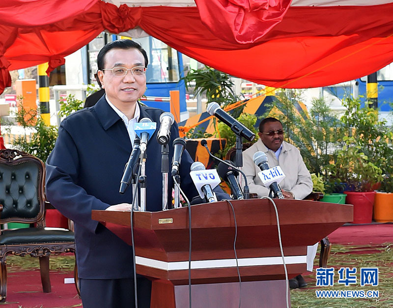 5月5日，國務(wù)院總理李克強(qiáng)與埃塞俄比亞總理海爾馬里亞姆共同出席亞的斯亞貝巴-阿達(dá)瑪高速公路一期竣工揭牌典禮，并為二期工程開工奠基剪彩。這是李克強(qiáng)在典禮上致辭。新華社記者 李濤 攝 
