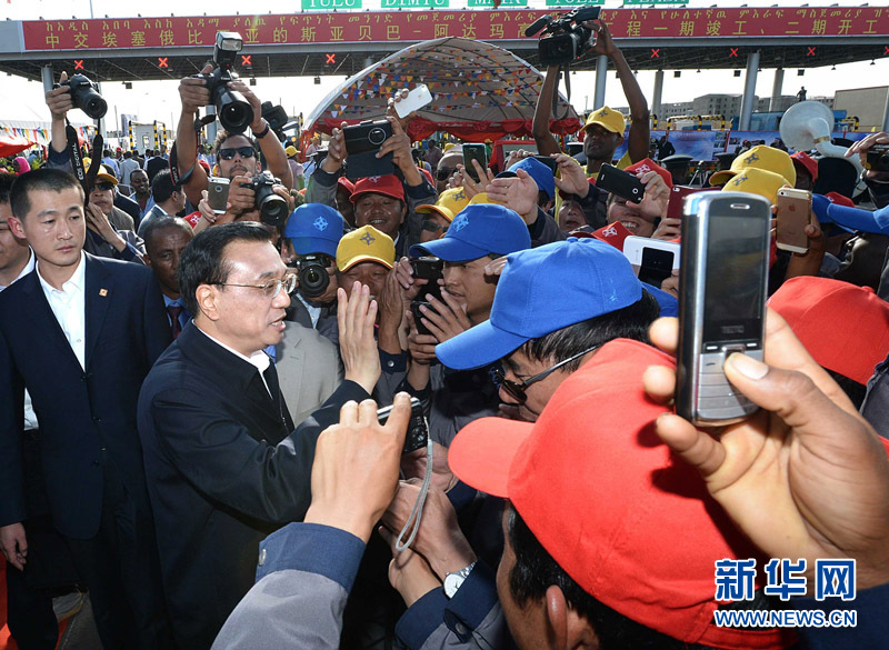 5月5日，中國國務(wù)院總理李克強(qiáng)與埃塞俄比亞總理海爾馬里亞姆共同出席亞的斯亞貝巴-阿達(dá)瑪高速公路一期竣工揭牌典禮，并為二期工程開工奠基剪彩。這是典禮結(jié)束后，李克強(qiáng)同工程施工人員親切交談。新華社記者 李濤 攝 