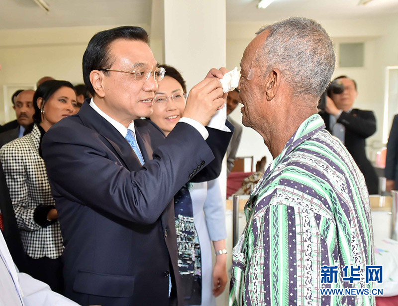 5月6日，國務院總理李克強與埃塞俄比亞總統(tǒng)穆拉圖一同來到亞的斯亞貝巴阿勒塔醫(yī)院，看望受益于中國免費白內障手術“光明行”活動的埃塞俄比亞患者。這是李克強親手為接受中國醫(yī)生手術的埃塞俄比亞白內障患者拆開紗布。 新華社記者 李濤 攝 