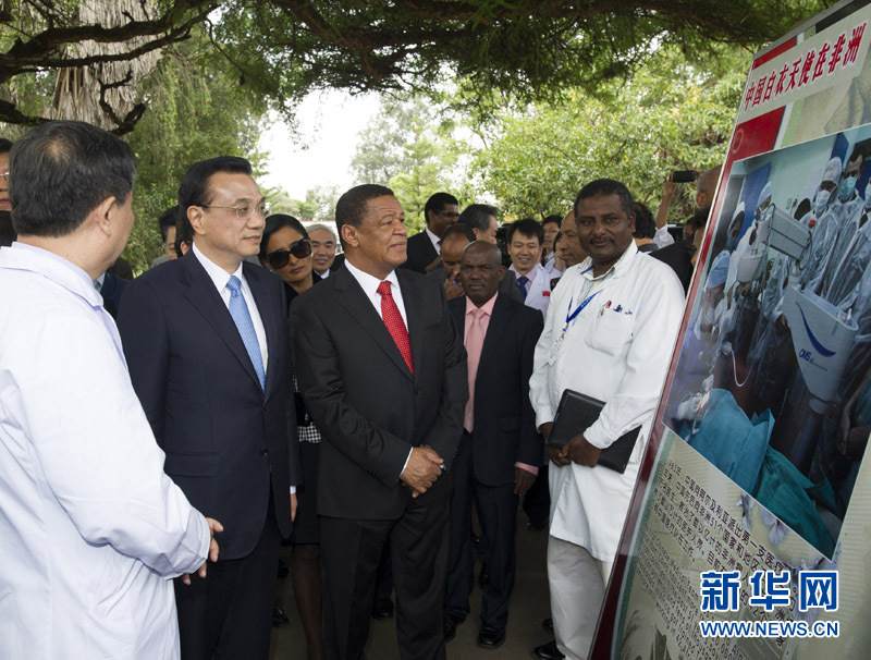 5月6日，中國國務院總理李克強與埃塞俄比亞總統(tǒng)穆拉圖一同來到亞的斯亞貝巴阿勒塔醫(yī)院，看望受益于中國免費白內障手術“光明行”活動的埃塞俄比亞患者。這是李克強在觀看“光明行”活動展板。 新華社記者 謝環(huán)馳 攝