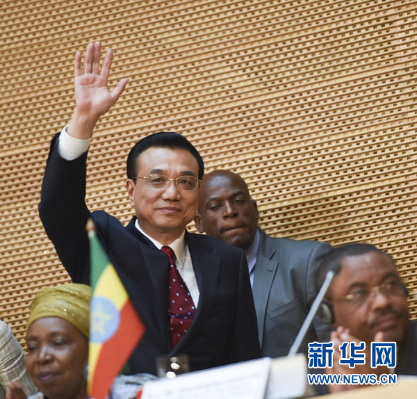 5月5日，中國(guó)國(guó)務(wù)院總理李克強(qiáng)在位于亞的斯亞貝巴的非洲聯(lián)盟總部發(fā)表題為《開創(chuàng)中非合作更加美好的未來》的演講。這是李克強(qiáng)步入會(huì)場(chǎng)時(shí)向聽眾揮手致意。新華社記者 李學(xué)仁 攝 