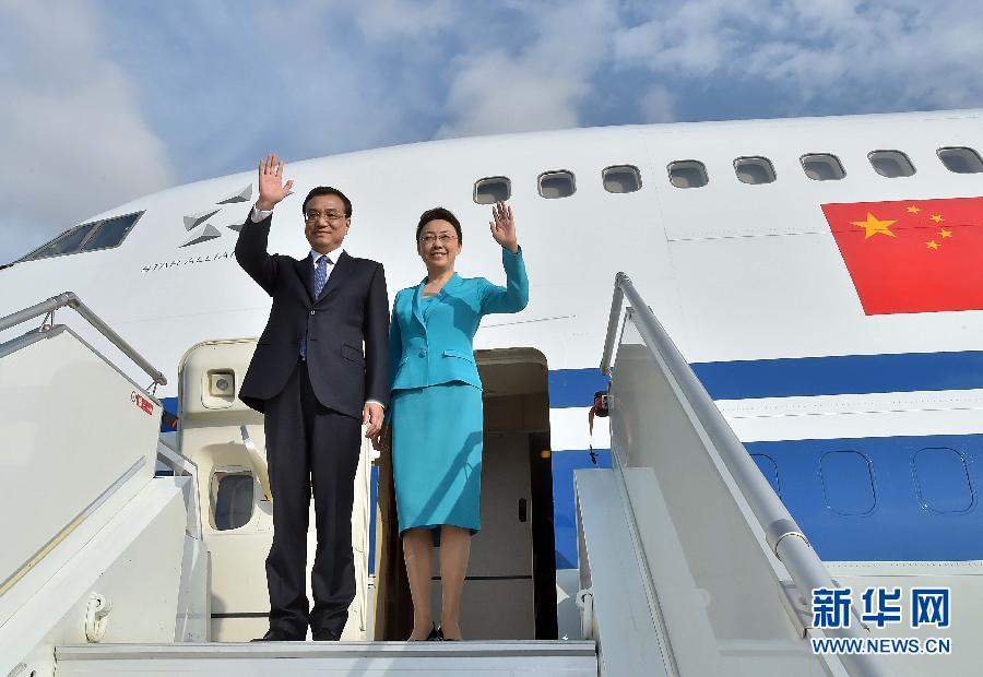 5月8日，應(yīng)安哥拉總統(tǒng)多斯桑托斯邀請，中國國務(wù)院總理李克強(qiáng)乘專機(jī)抵達(dá)羅安達(dá)二月四日國際機(jī)場，開始對安哥拉進(jìn)行正式訪問。李克強(qiáng)總理夫人程虹同機(jī)抵達(dá)。新華社記者 李濤 攝 