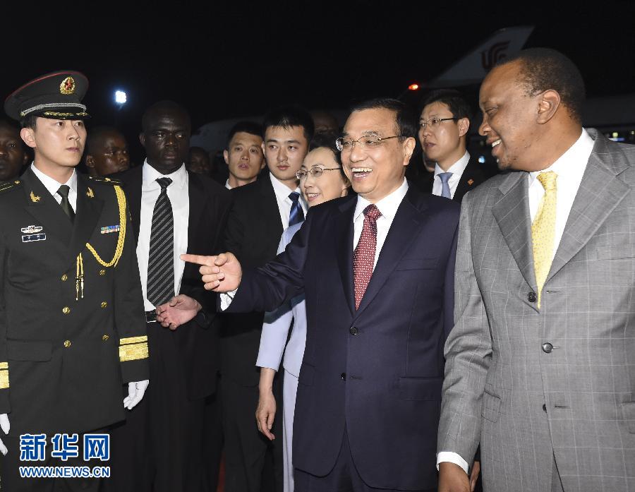 5月9日，應肯尼亞總統(tǒng)肯雅塔邀請，中國國務院總理李克強乘專機抵達內(nèi)羅畢肯雅塔國際機場，開始對肯尼亞進行正式訪問。李克強總理夫人程虹同機抵達?？夏醽喛偨y(tǒng)肯雅塔和副總統(tǒng)魯托率肯政府高級官員到機場迎接。新華社記者 李學仁 攝 