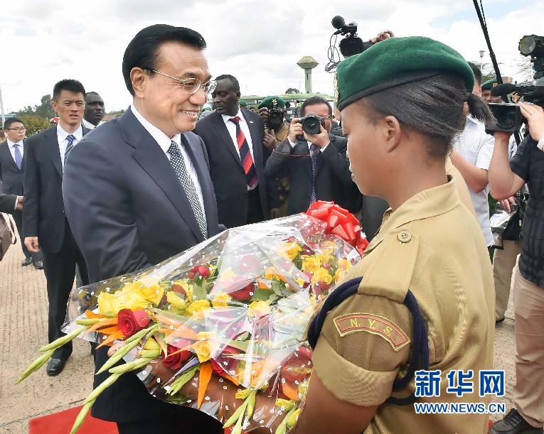 5月11日，中國(guó)國(guó)務(wù)院總理李克強(qiáng)參觀肯尼亞國(guó)家青年服務(wù)隊(duì)。這是服務(wù)隊(duì)隊(duì)員向李克強(qiáng)敬獻(xiàn)鮮花。 新華社記者 李濤 攝