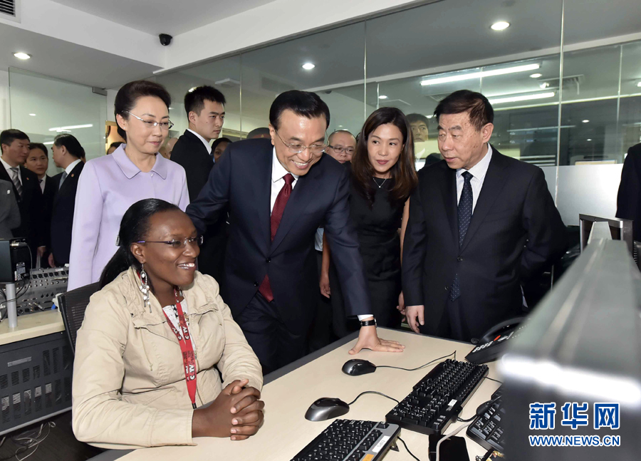 5月11日，中國國務院總理李克強在肯尼亞首都內羅畢看望并慰問中央電視臺非洲分臺員工。 新華社記者 李濤 攝 