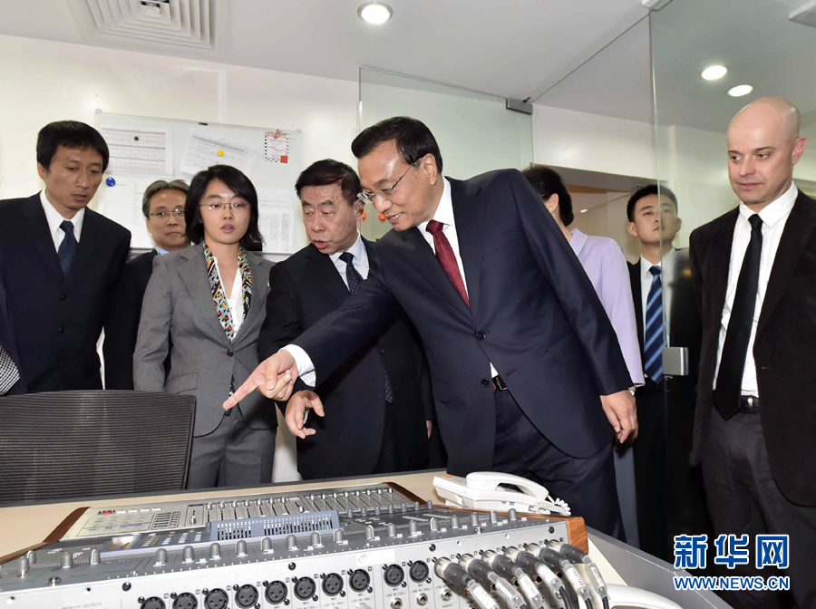 5月11日，中國國務院總理李克強在肯尼亞首都內羅畢看望并慰問中央電視臺非洲分臺員工。 新華社記者 李濤 攝 