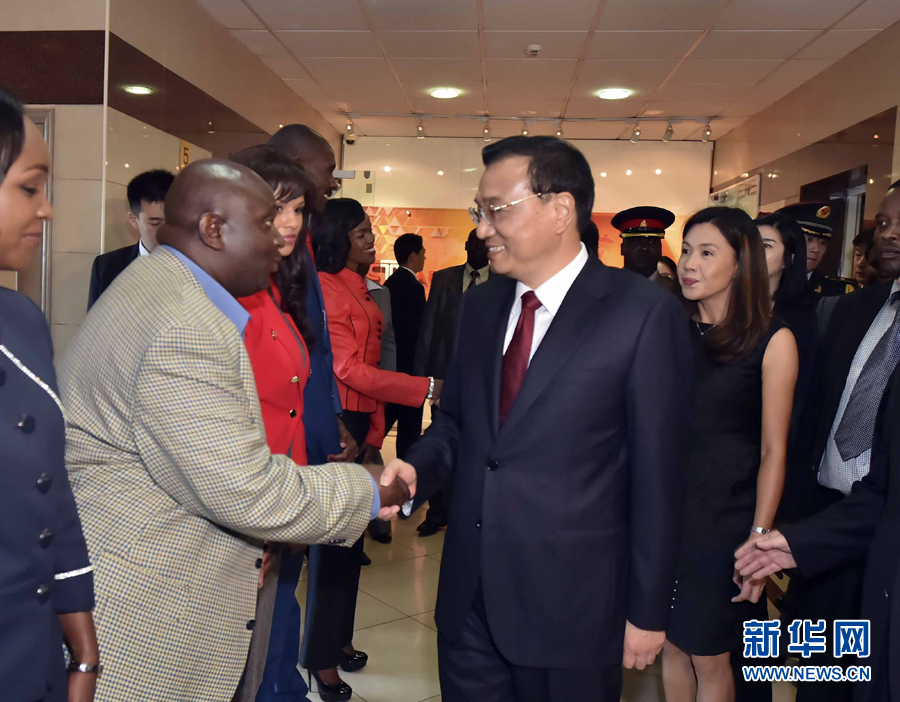5月11日，中國國務院總理李克強在肯尼亞首都內羅畢看望并慰問中央電視臺非洲分臺員工。 新華社記者 李濤 攝 