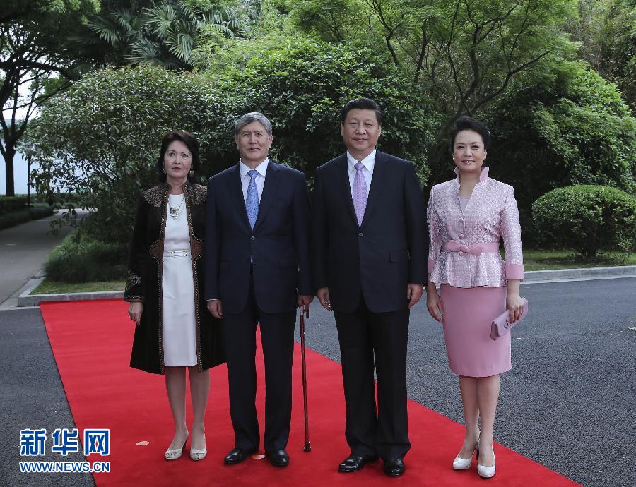 會(huì)談前，習(xí)近平在上海西郊會(huì)議中心廣場(chǎng)為阿坦巴耶夫舉行歡迎儀式。新華社記者 蘭紅光 攝 
