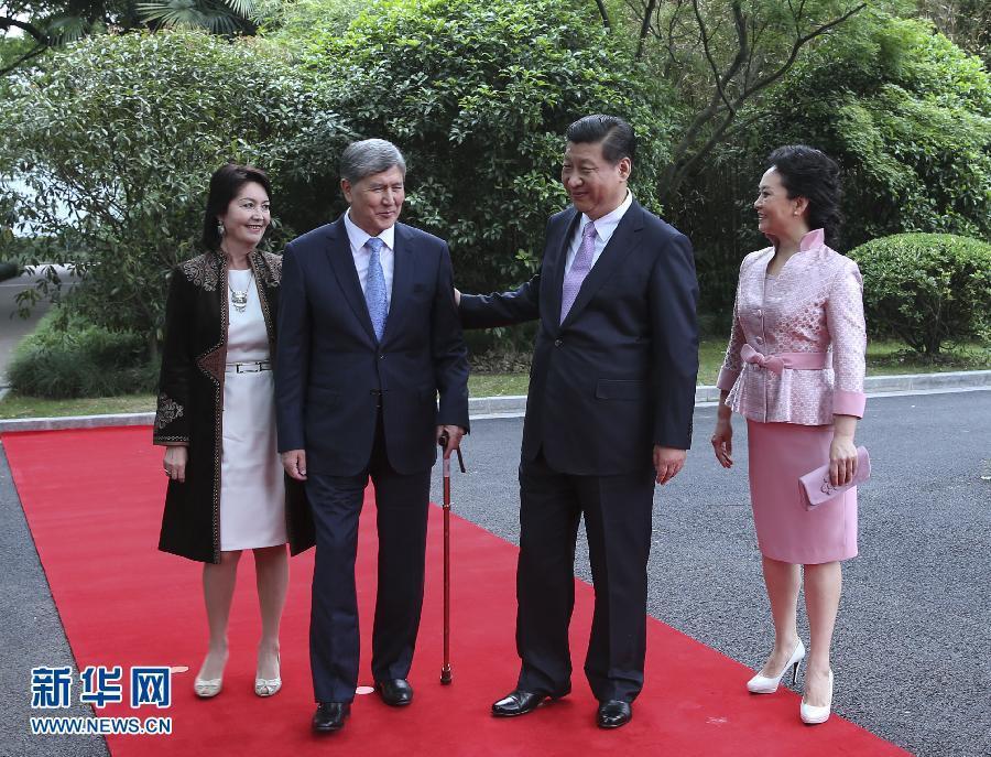 會(huì)談前，習(xí)近平在上海西郊會(huì)議中心廣場(chǎng)為阿坦巴耶夫舉行歡迎儀式。新華社記者 蘭紅光 攝 