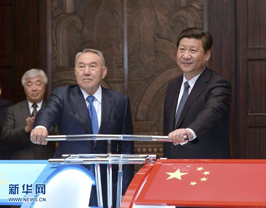 5月19日，國家主席習(xí)近平在上海同哈薩克斯坦總統(tǒng)納扎爾巴耶夫舉行會談。這是會談后，兩國元首共同出席中哈連云港物流場站項目遠程投產(chǎn)儀式。新華社記者 馬占成 攝 