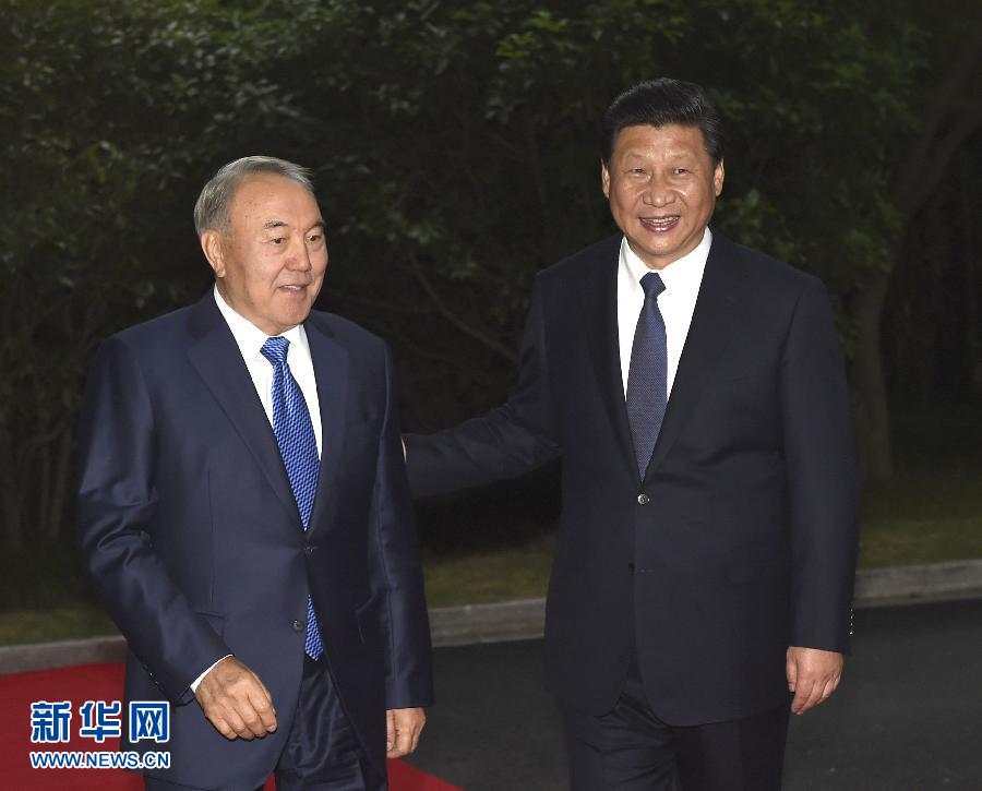  5月19日，中國國家主席習(xí)近平在上海同哈薩克斯坦總統(tǒng)納扎爾巴耶夫舉行會談。這是會談前，習(xí)近平在上海西郊會議中心廣場為納扎爾巴耶夫舉行歡迎儀式。新華社記者 馬占成 攝 