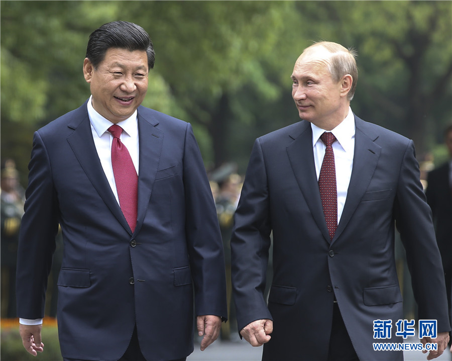 這是會(huì)談前，習(xí)近平在上海西郊會(huì)議中心廣場(chǎng)為普京舉行歡迎儀式。新華社記者 蘭紅光 攝 