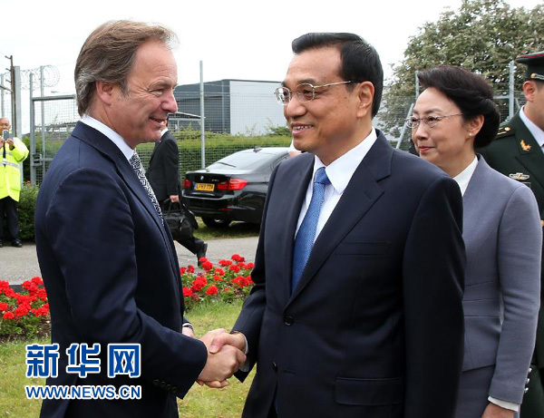 6月16日，應(yīng)英國(guó)首相卡梅倫邀請(qǐng)，國(guó)務(wù)院總理李克強(qiáng)乘專機(jī)抵達(dá)倫敦希思羅機(jī)場(chǎng)，開始對(duì)英國(guó)進(jìn)行正式訪問(wèn)。李克強(qiáng)總理夫人程虹同機(jī)抵達(dá)。這是英國(guó)政府高級(jí)官員到機(jī)場(chǎng)迎接李克強(qiáng)總理和夫人。新華社記者 龐興雷 攝