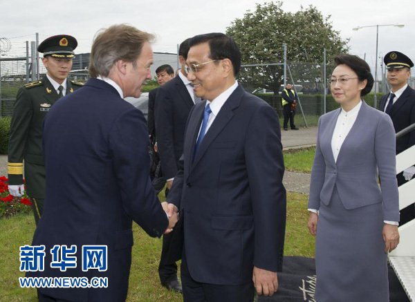 6月16日，應(yīng)英國(guó)首相卡梅倫邀請(qǐng)，國(guó)務(wù)院總理李克強(qiáng)乘專機(jī)抵達(dá)倫敦希思羅機(jī)場(chǎng)，開始對(duì)英國(guó)進(jìn)行正式訪問(wèn)。李克強(qiáng)總理夫人程虹同機(jī)抵達(dá)。這是英國(guó)政府高級(jí)官員到機(jī)場(chǎng)迎接李克強(qiáng)總理和夫人。新華社記者 黃敬文 攝