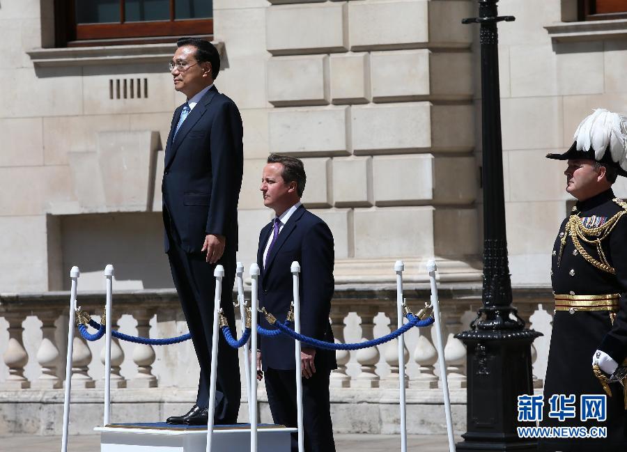 6月17日，中國國務(wù)院總理李克強(qiáng)在倫敦唐寧街10號(hào)首相府同英國首相卡梅倫舉行中英總理年度會(huì)晤。這是會(huì)晤前，卡梅倫為李克強(qiáng)舉行隆重的歡迎儀式。新華社記者 龐興雷 攝 